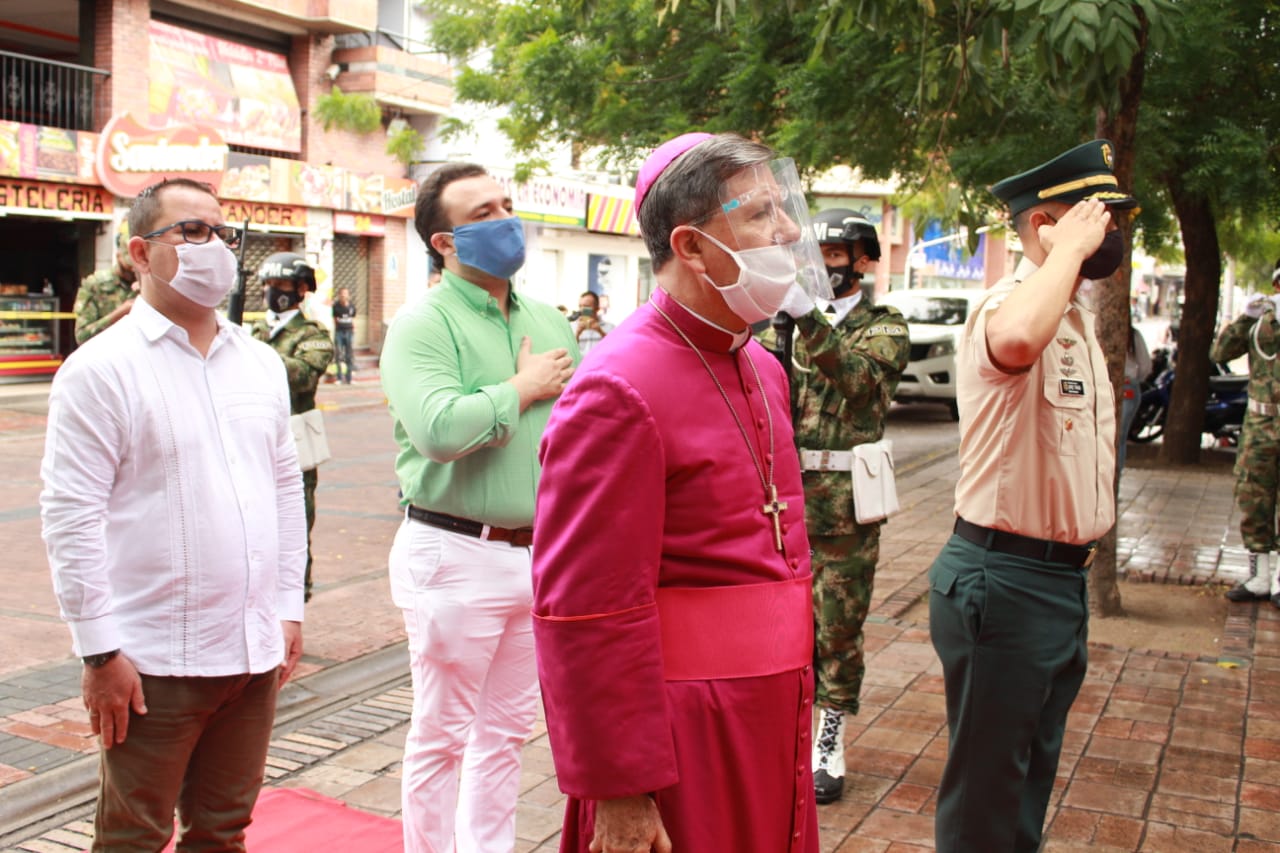 Autoridades civiles, militares y eclesiásticas se hicieron presentes para la ofrenda floral.